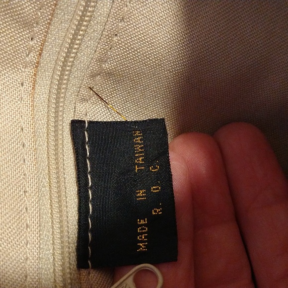 EUC. Made in Taiwan crossbody/clutch cream-colored bag. - Picture 10 of 10